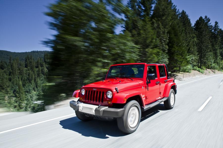  Jeep Wrangler Unlimited Sahara 2012 года  (фото 10 из 15)